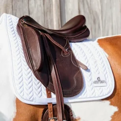 Kentucky Horsewear - Tapis de dressage fishbone blanc avec numéros