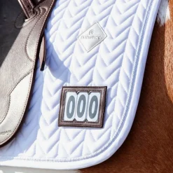 Kentucky Horsewear - Tapis de dressage fishbone blanc avec numéros